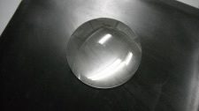 150φ、厚さ25mmの光学レンズ